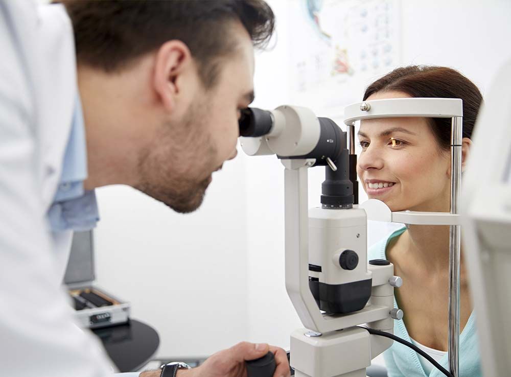 Mujer en consulta oftalmológica